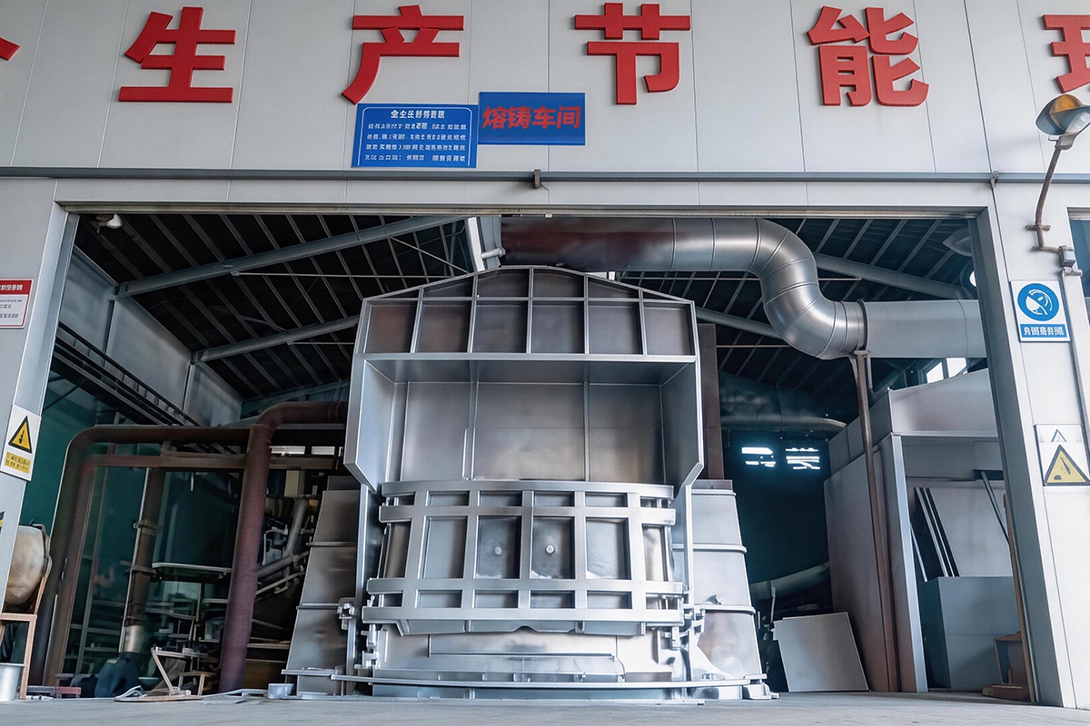 Large aluminum smelting furnace